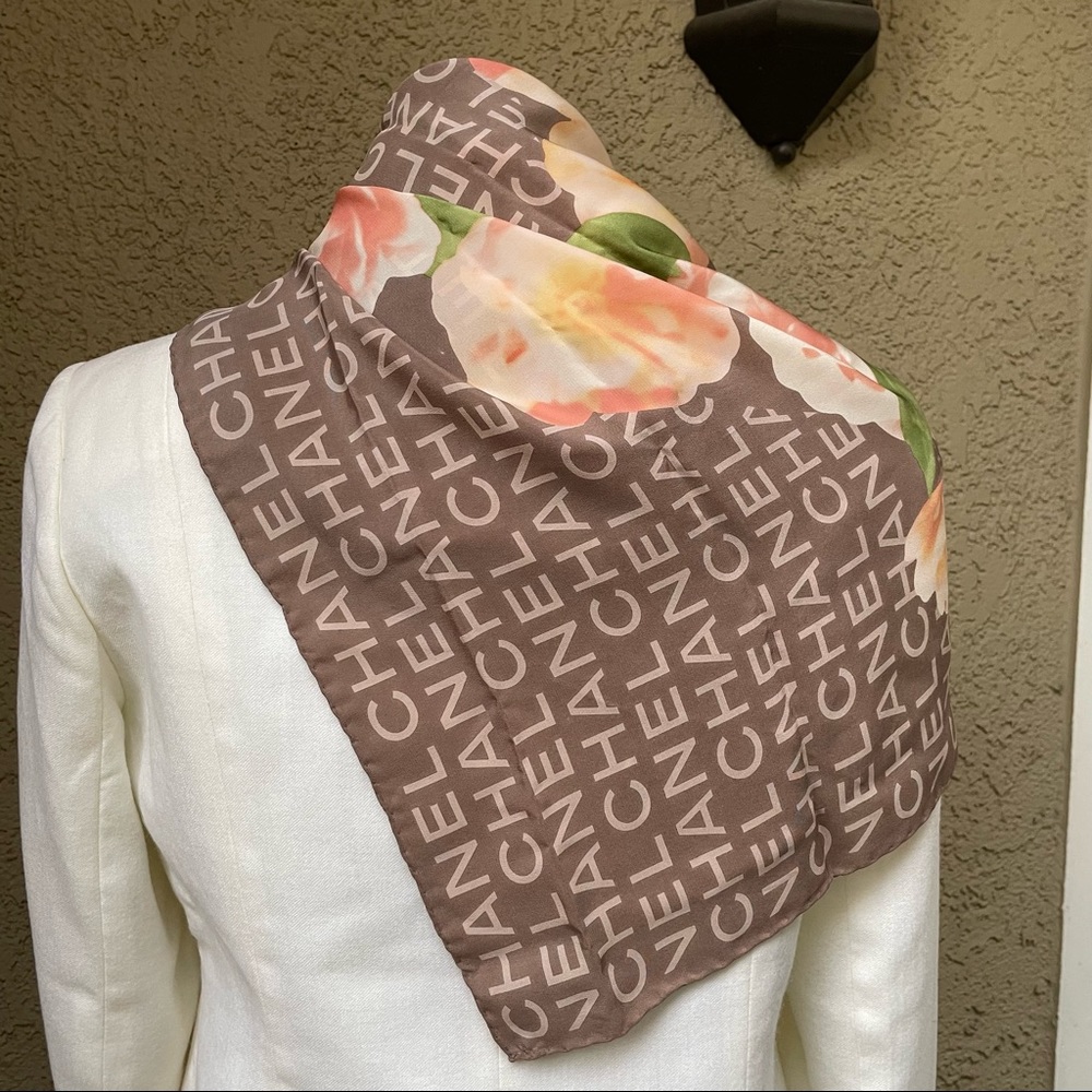 New vintage Chanel multicolored floral design large silk scarf - Picture 11 of 15